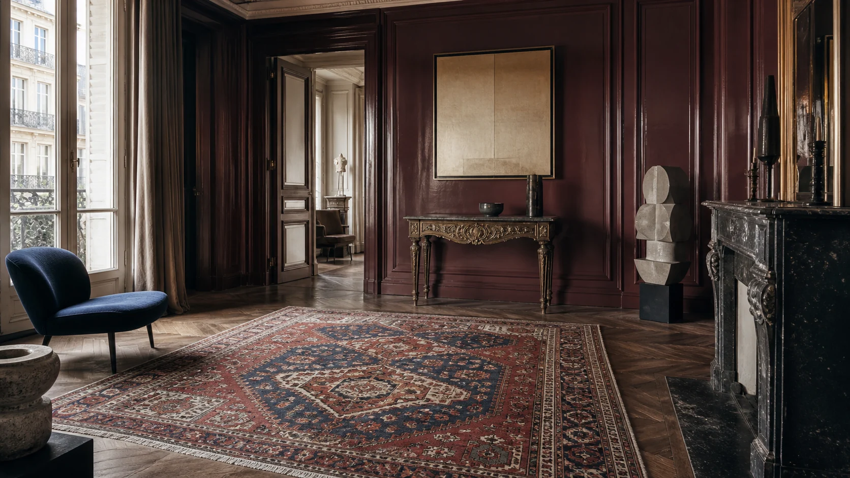 Tapis historique dans un salon aux boiseries bordeaux et fauteuil bleu