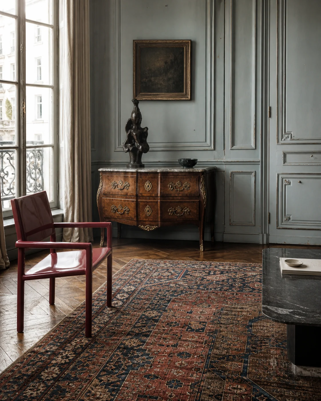 Tapis historique dans un appartement aux boiseries bleu gris