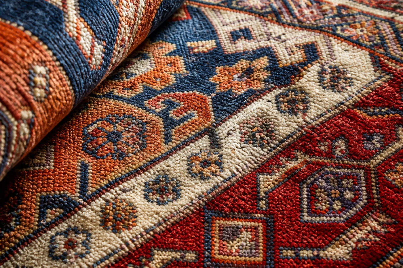 Détail du nouage et des fibres d’un tapis en laine et soie